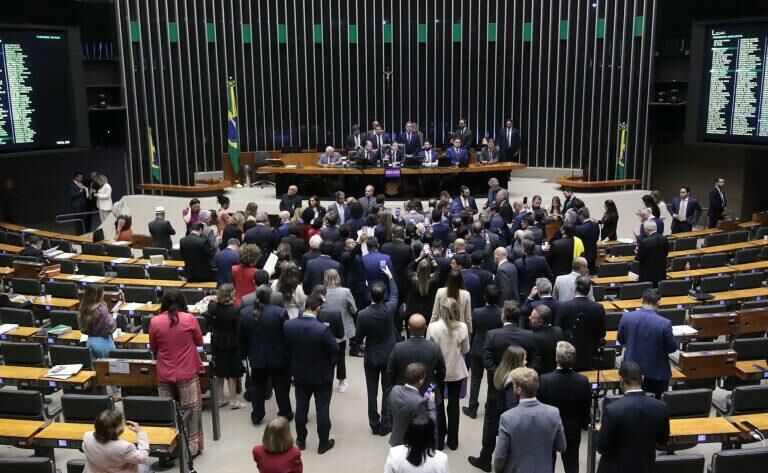 Imagem de compartilhamento para o artigo Proposta que pode reduzir penas de condenados no 8 de janeiro ganha força no Congresso; Bolsonaro pode ser beneficiado da MS Todo dia